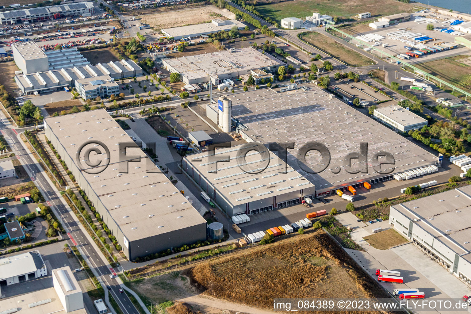 Gebäudekomplex und Logistikzentrum auf dem Gelände des Büromöbelherstellers Kinnarps GmbH in Worms im Bundesland Rheinland-Pfalz, Deutschland