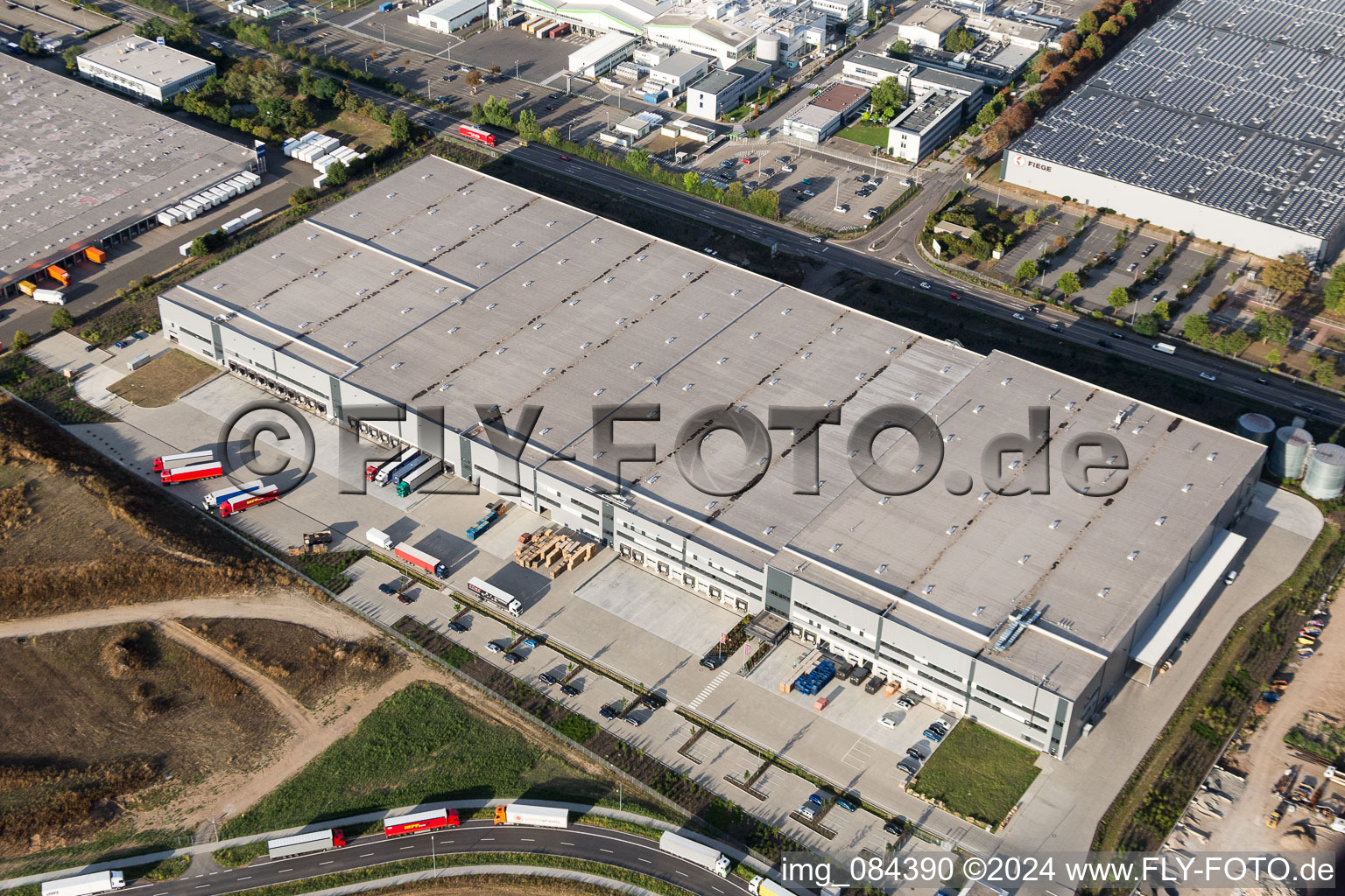 Gebäude und Produktionshallen auf dem Werksgelände des ROWE Mineralölwerk GmbH in Worms im Bundesland Rheinland-Pfalz, Deutschland