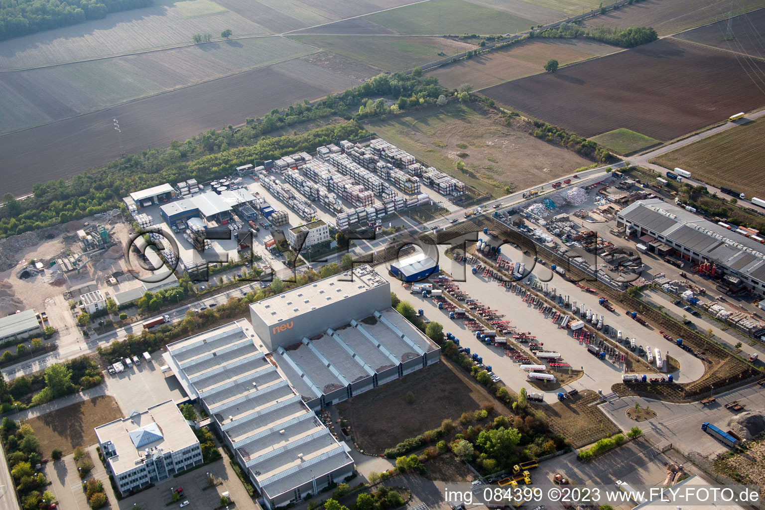 Schrägluftbild von Worms, Industriegebiet Im Langgewan, Spedition Kube & Kubenz im Bundesland Rheinland-Pfalz, Deutschland