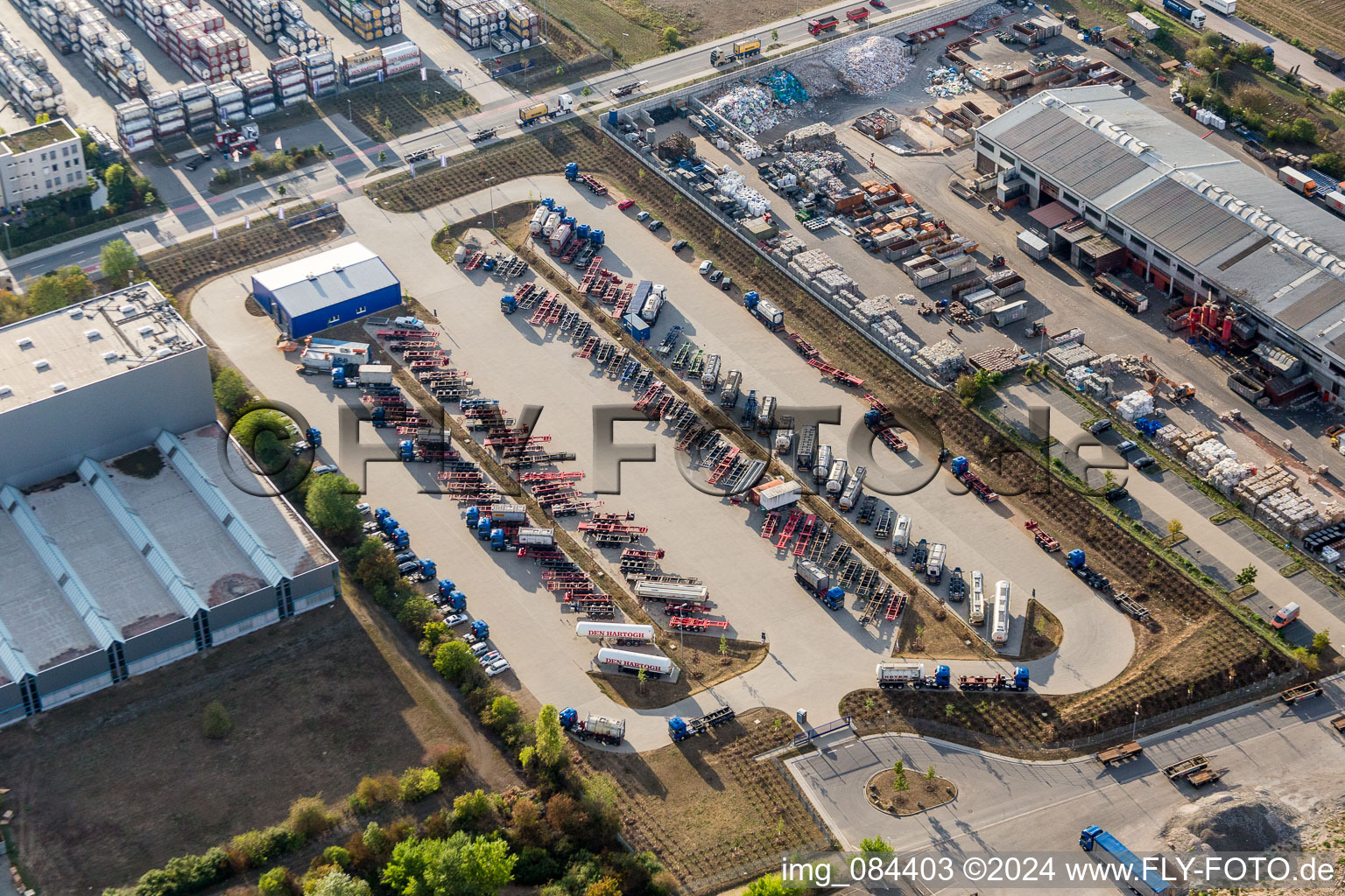 Luftaufnahme von Logistikzentrum auf dem Gelände der Spedition Kube & Kubenz im Industriegebiet Im Langgewann in Worms im Bundesland Rheinland-Pfalz, Deutschland