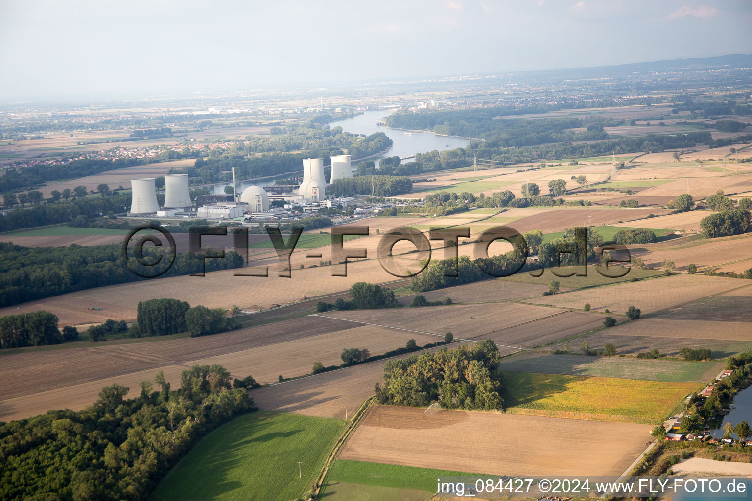 Luftaufnahme von Reaktorblöcke, Kühlturmbauwerke und Anlagen des AKW - KKW Atomkraftwerk - Kernkraftwerk in Biblis im Bundesland Hessen, Deutschland