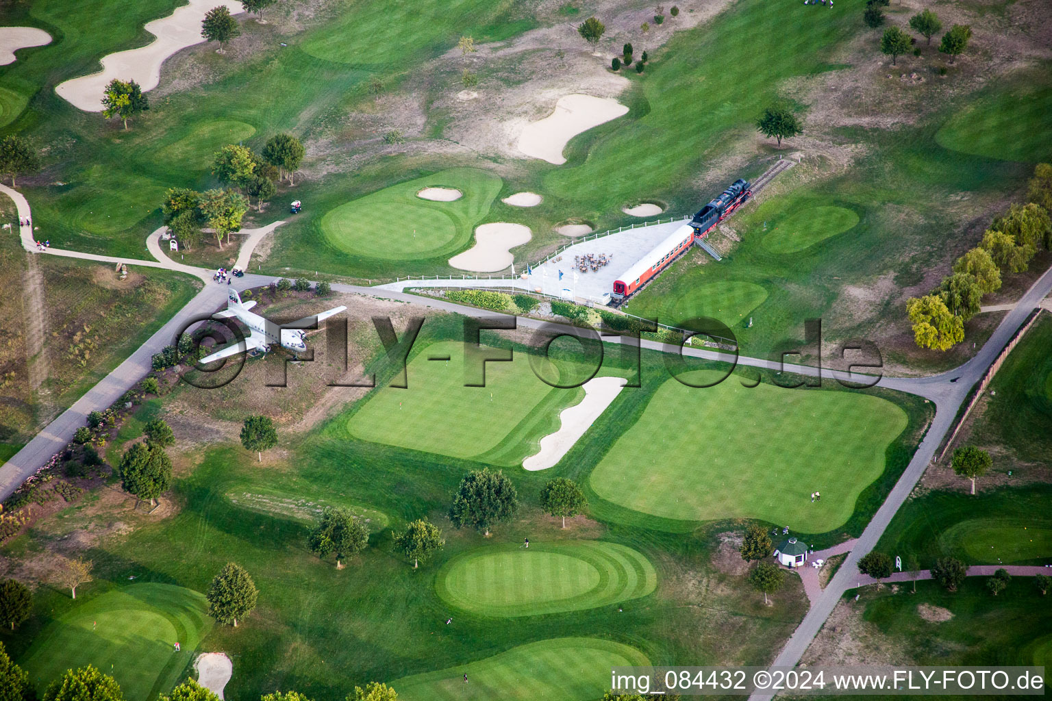 Gelände des Golfplatz Golfpark Biblis-Wattenheim mit ausgestelltem Flugplatz und altem Dampfzug im Ortsteil Wattenheim in Biblis im Bundesland Hessen, Deutschland