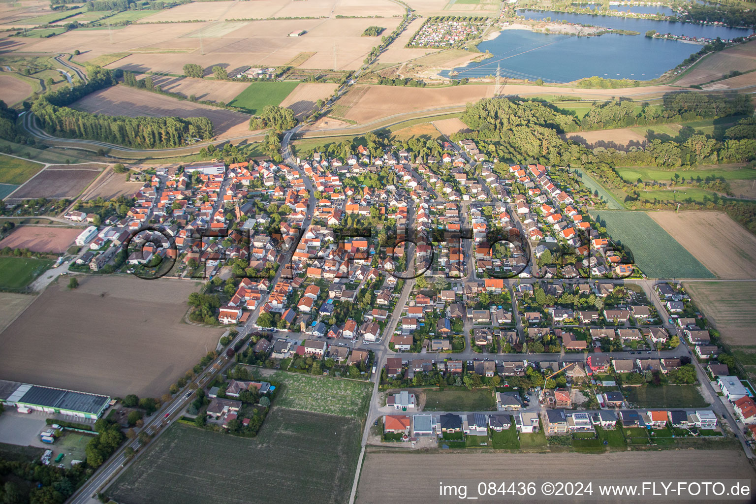 Dorf - Ansicht am Rande von landwirtschaftlichen Feldern und Nutzflächen in Wattenheim im Bundesland Hessen, Deutschland
