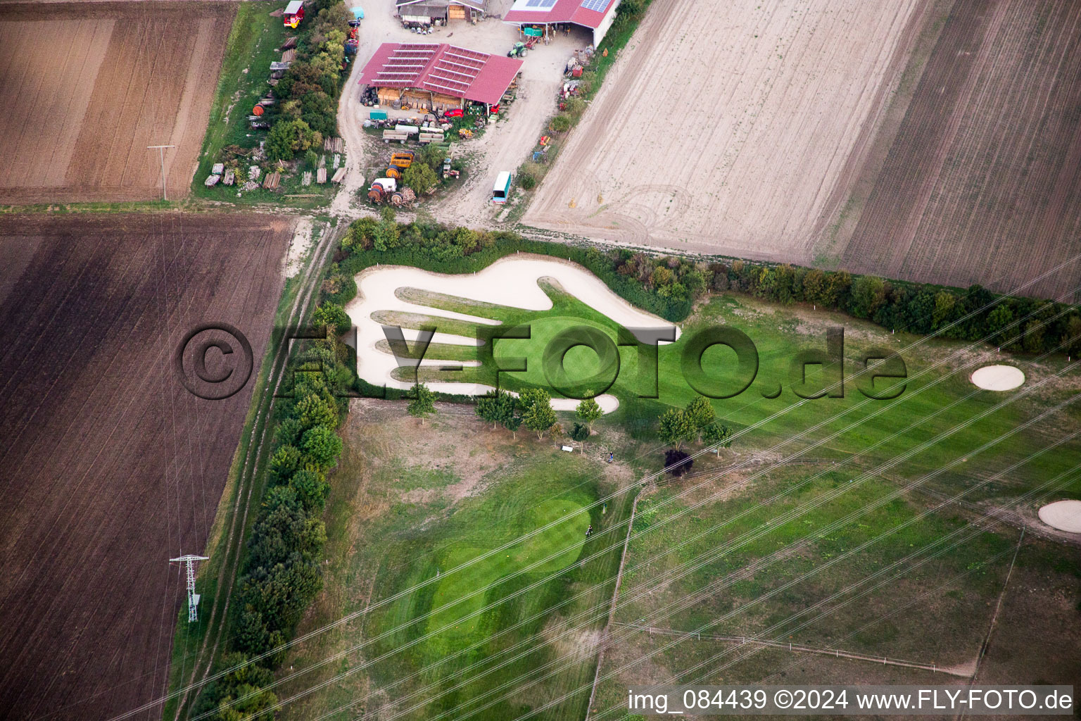 Gelände des Golfplatz Golfpark Biblis-Wattenheim mit Rasen in Form einer Hand in Biblis im Bundesland Hessen, Deutschland