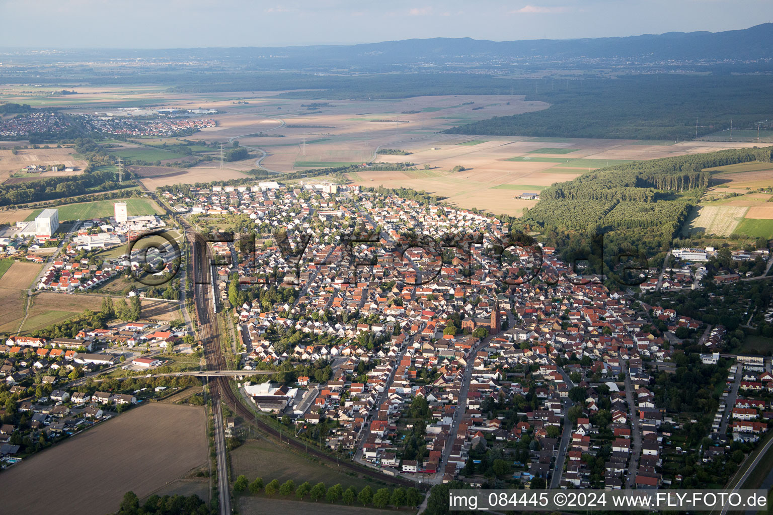 Luftaufnahme von Ortsansicht der Straßen und Häuser der Wohngebiete in Biblis im Bundesland Hessen, Deutschland