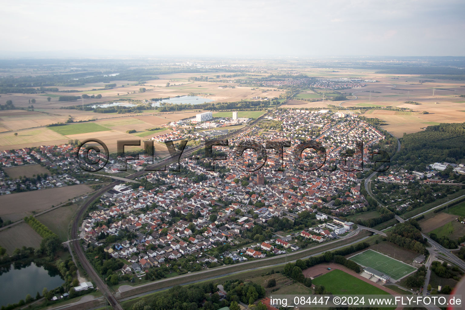 Schrägluftbild von Ortsansicht der Straßen und Häuser der Wohngebiete in Biblis im Bundesland Hessen, Deutschland