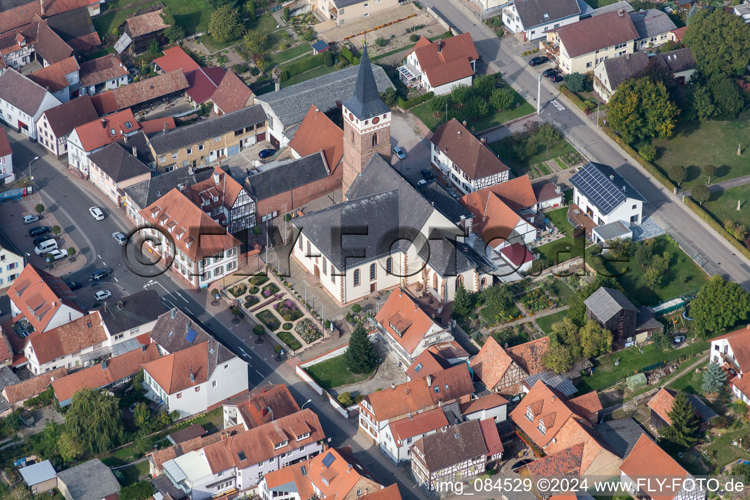 Kirchengebäude im Dorfkern im Ortsteil Schaidt in Wörth am Rhein im Bundesland Rheinland-Pfalz, Deutschland