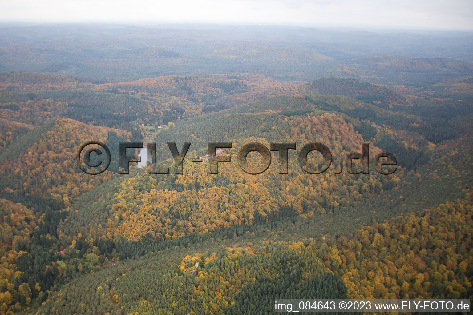 Drohnenbild von Windstein im Bundesland Bas-Rhin, Frankreich