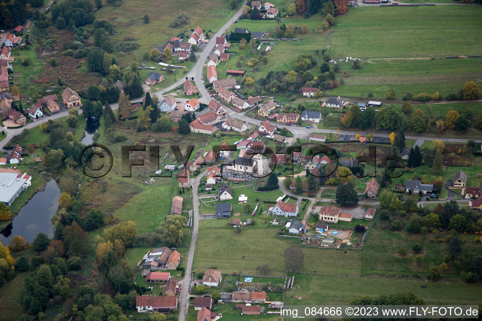 Drohnenbild von Dambach im Bundesland Bas-Rhin, Frankreich