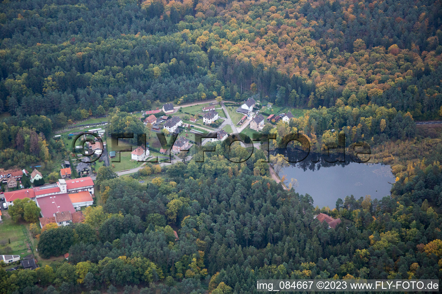 Dambach im Bundesland Bas-Rhin, Frankreich aus der Drohnenperspektive