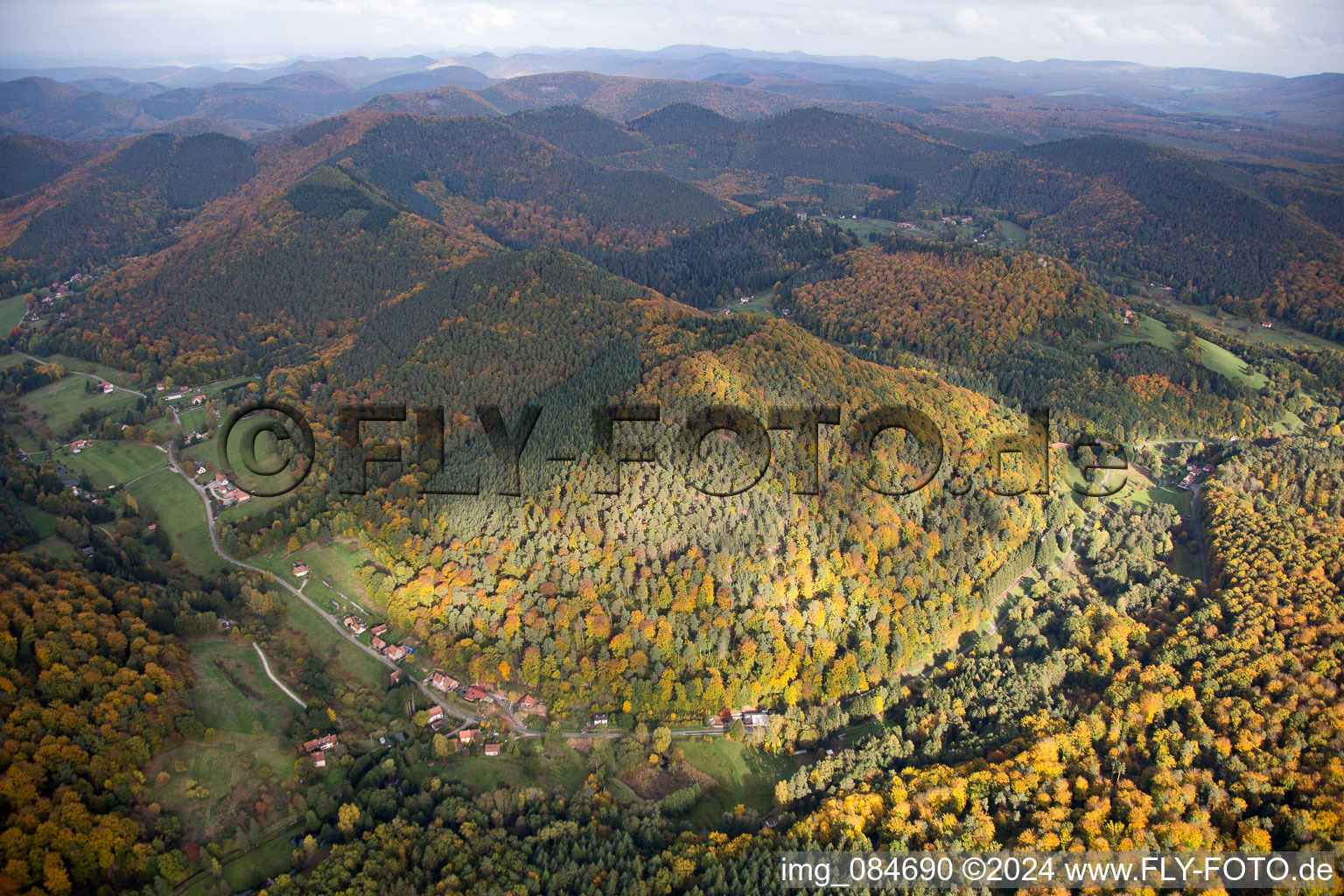 Herbstlich gefärbte Wald und Berglandschaft der Nordvogesen in Windstein in Alsace-Champagne-Ardenne-Lorraine im Bundesland Bas-Rhin, Frankreich
