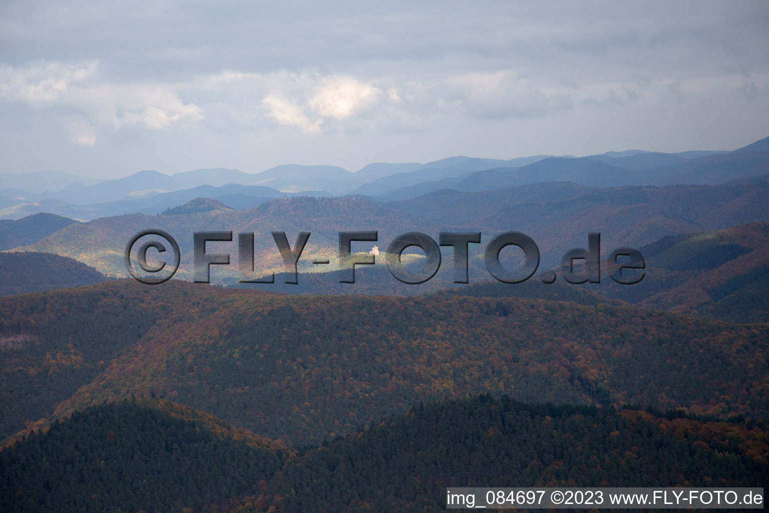 Luftaufnahme von Windstein im Bundesland Bas-Rhin, Frankreich