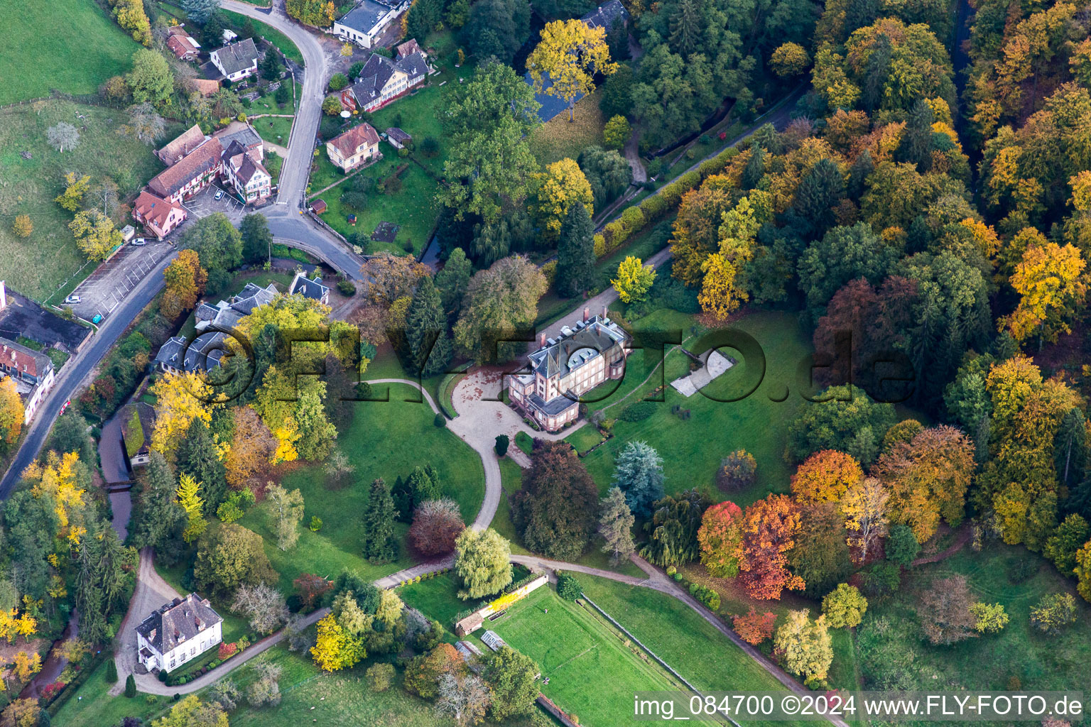 Luftbild von Hotelanlage der Domaine Jaegerthal in einem grünen Tal im Ortsteil Jaegerthal in Windstein in Grand Est im Bundesland Bas-Rhin, Frankreich