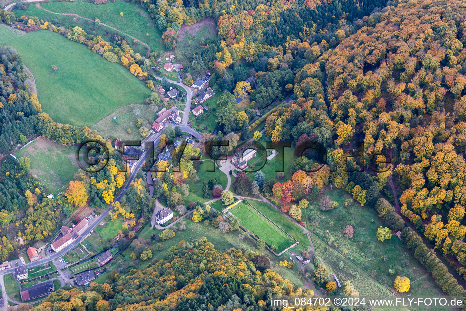 Luftaufnahme von Hotelanlage der Domaine Jaegerthal in einem grünen Tal im Ortsteil Jaegerthal in Windstein in Grand Est im Bundesland Bas-Rhin, Frankreich