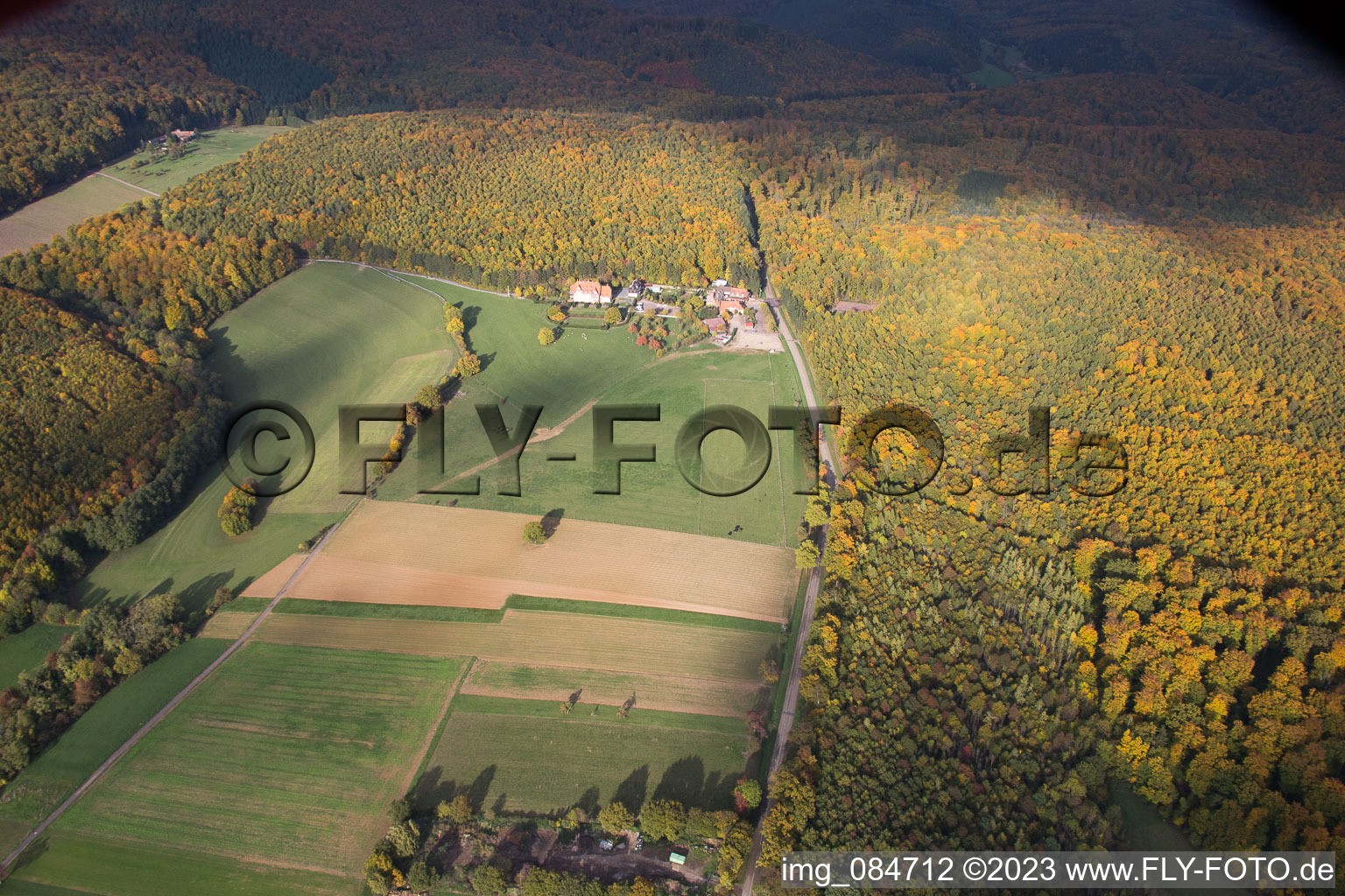 Schrägluftbild von Niederbronn-les-Bains, Villa le Riessack im Bundesland Bas-Rhin, Frankreich