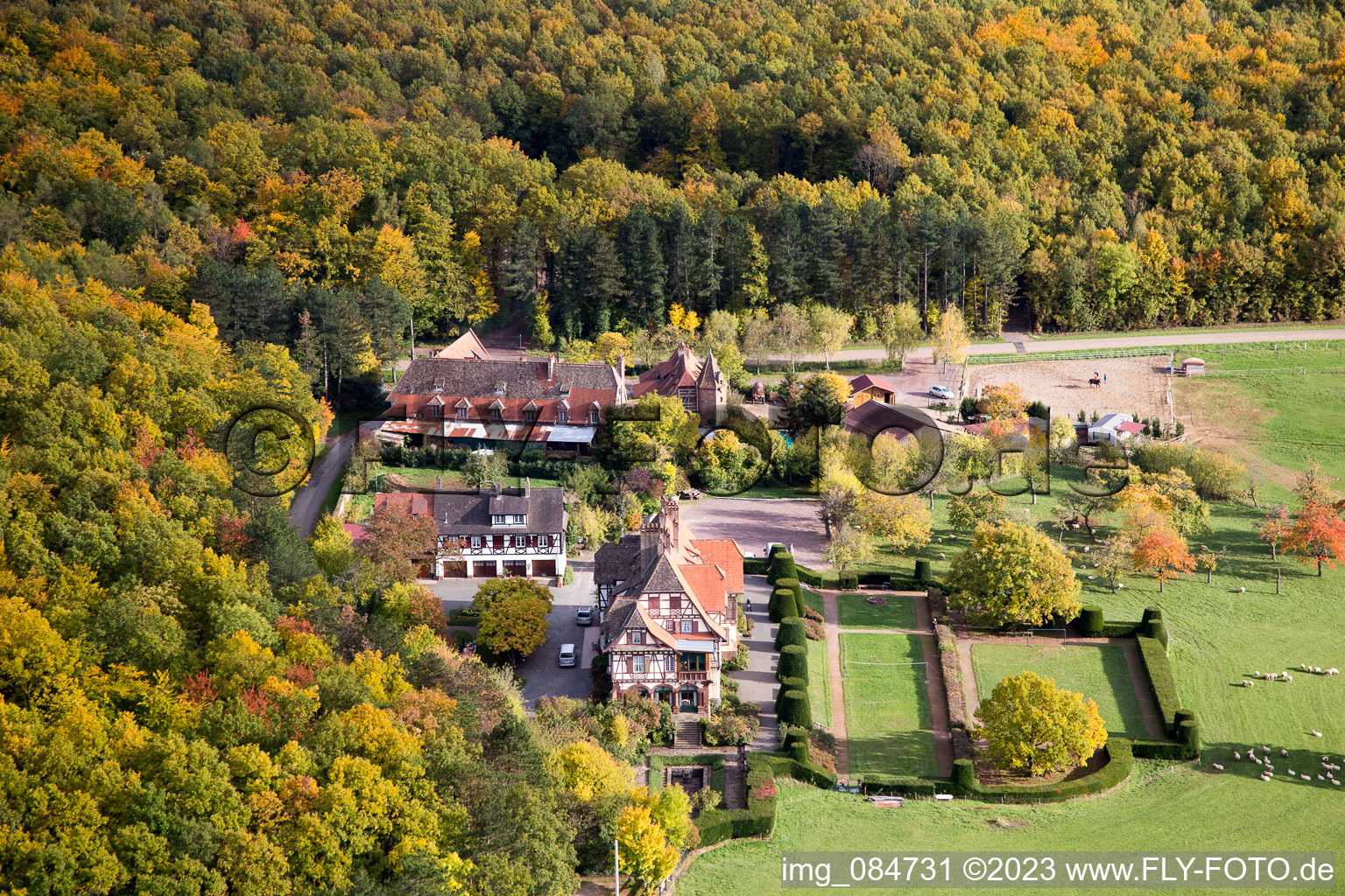 Luftaufnahme von Niederbronn-les-Bains, Centre rencontre Albert Schweitzer im Bundesland Bas-Rhin, Frankreich