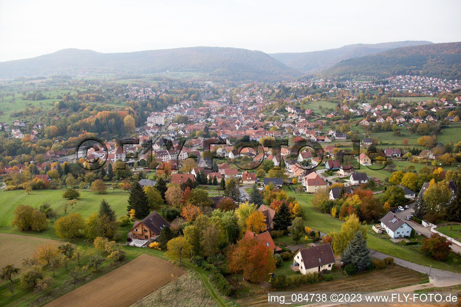 Drohnenbild von Niederbronn-les-Bains im Bundesland Bas-Rhin, Frankreich