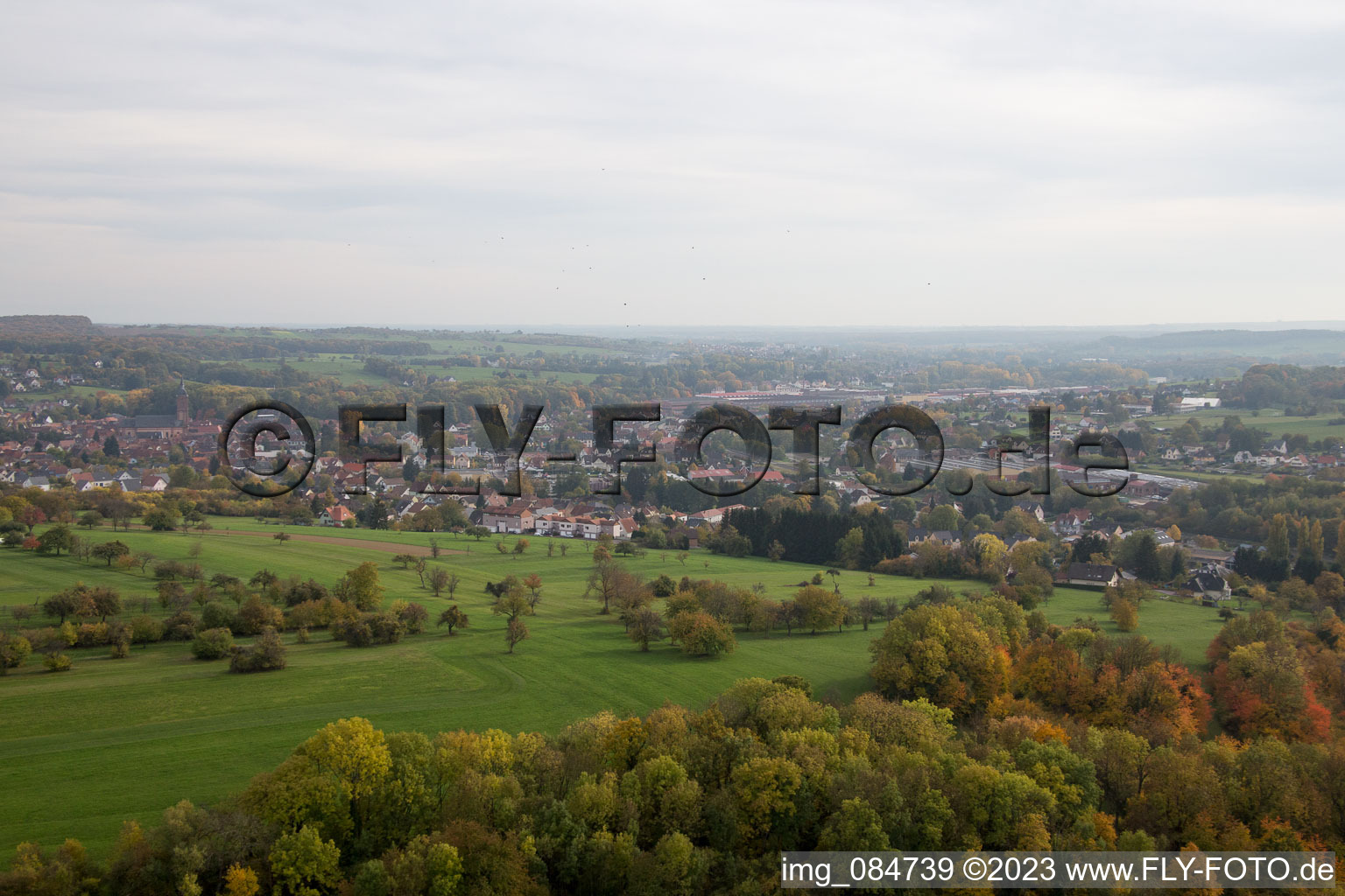Niederbronn-les-Bains im Bundesland Bas-Rhin, Frankreich aus der Drohnenperspektive