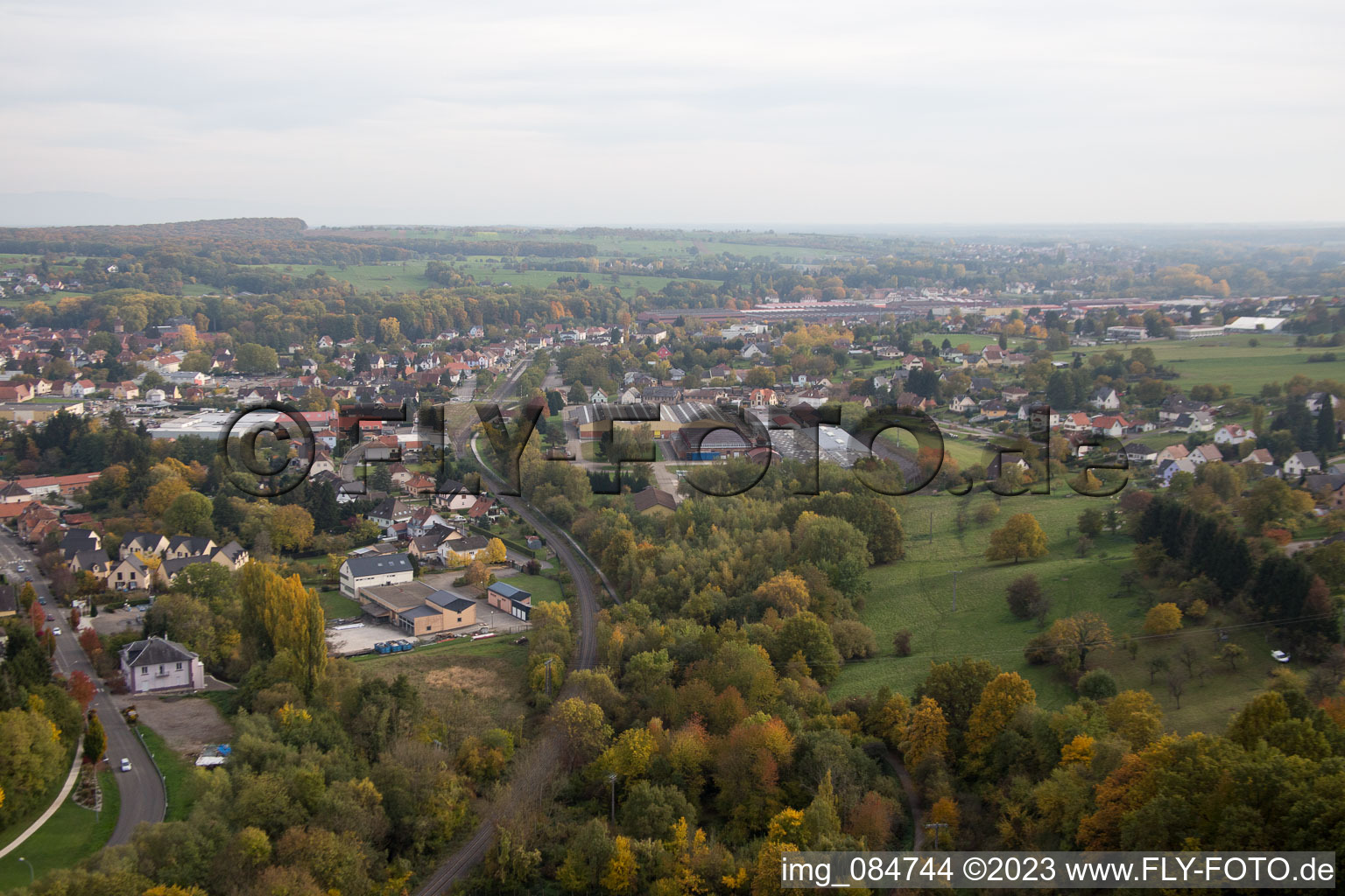 Schrägluftbild von Niederbronn-les-Bains im Bundesland Bas-Rhin, Frankreich