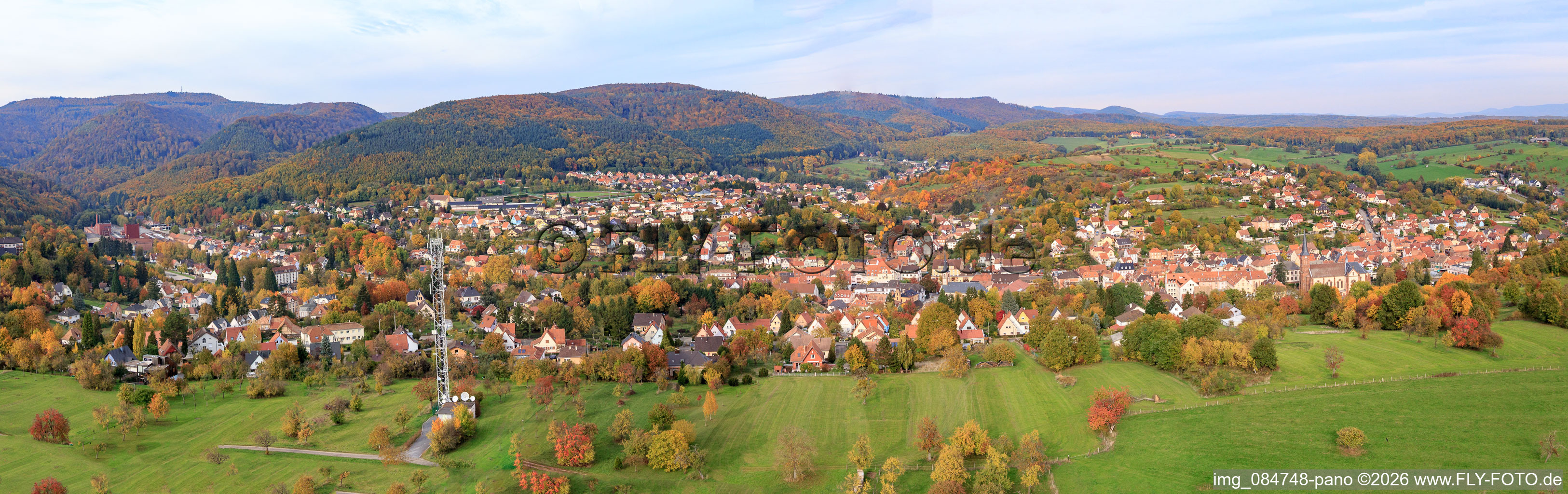 Stadt-Panorama aus Südwesten in Niederbronn-les-Bains im Bundesland Bas-Rhin, Frankreich