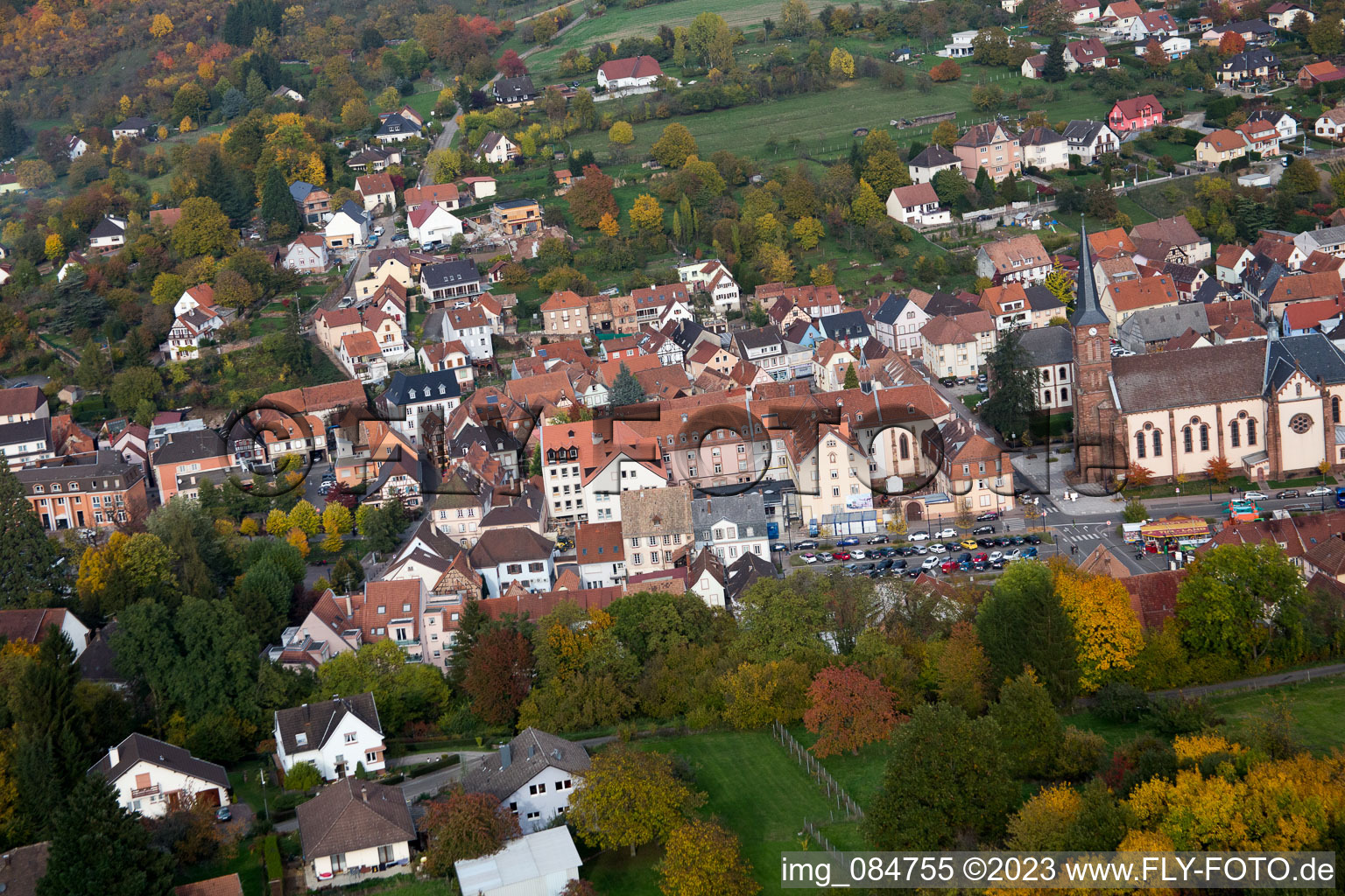 Niederbronn-les-Bains im Bundesland Bas-Rhin, Frankreich von der Drohne aus gesehen