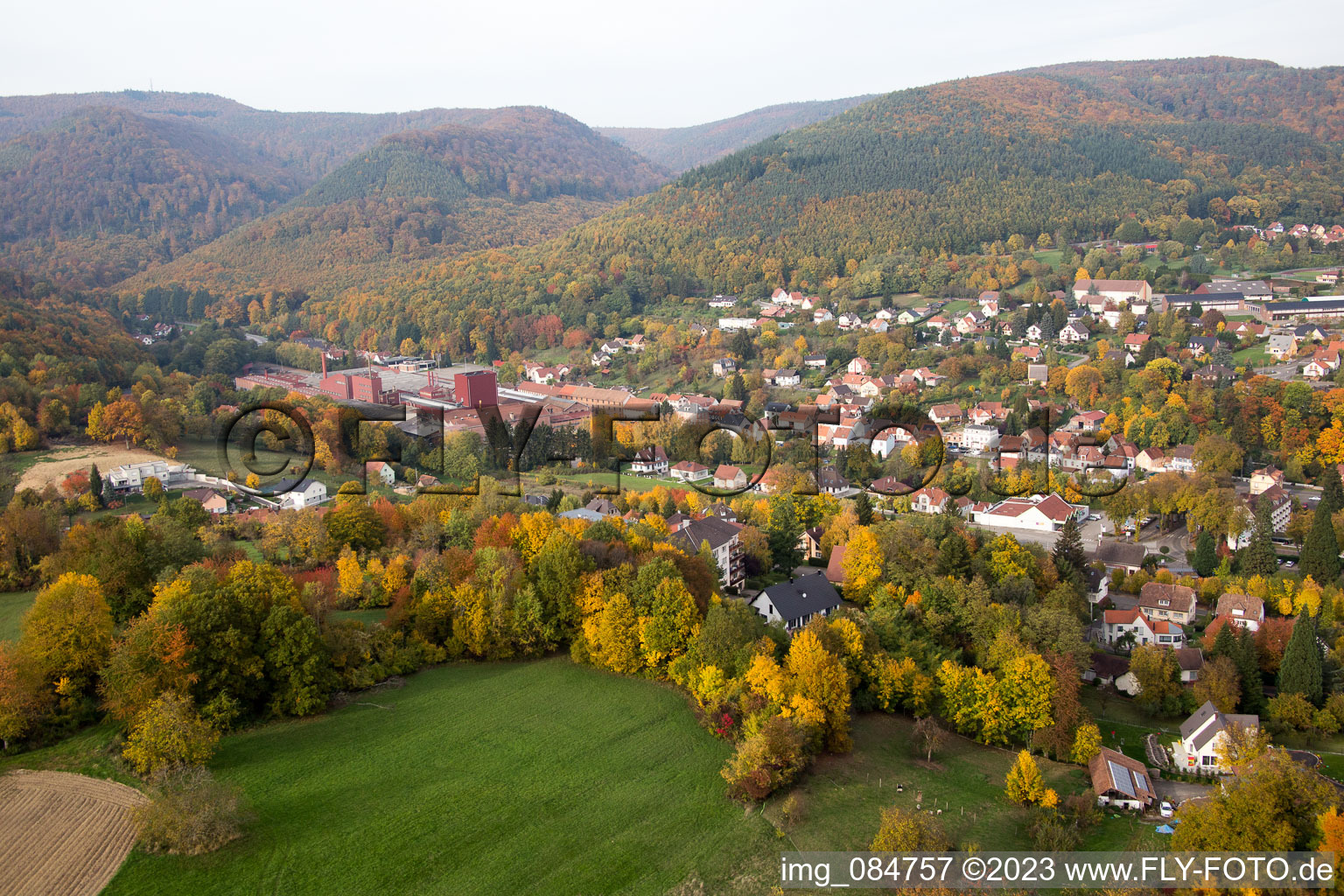 Luftaufnahme von Niederbronn-les-Bains im Bundesland Bas-Rhin, Frankreich