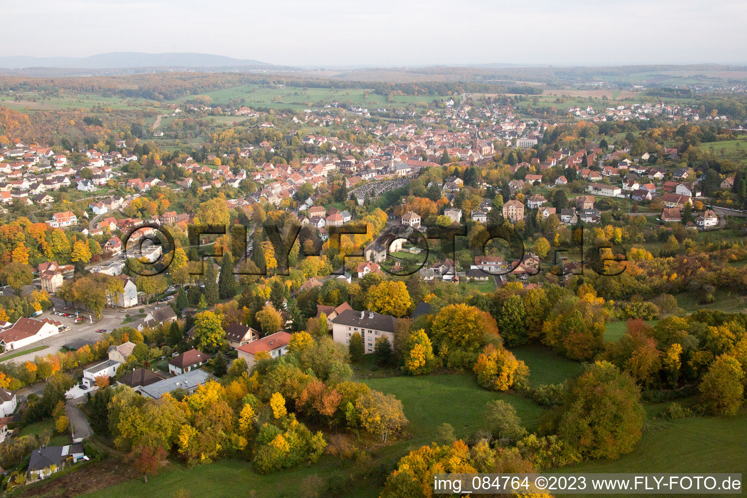 Schrägluftbild von Niederbronn-les-Bains im Bundesland Bas-Rhin, Frankreich