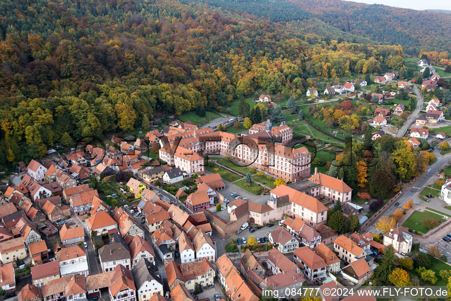 Luftbild von Gebäudekomplex des Klosters Oberbronn in Oberbronn in Grand Est im Bundesland Bas-Rhin, Frankreich