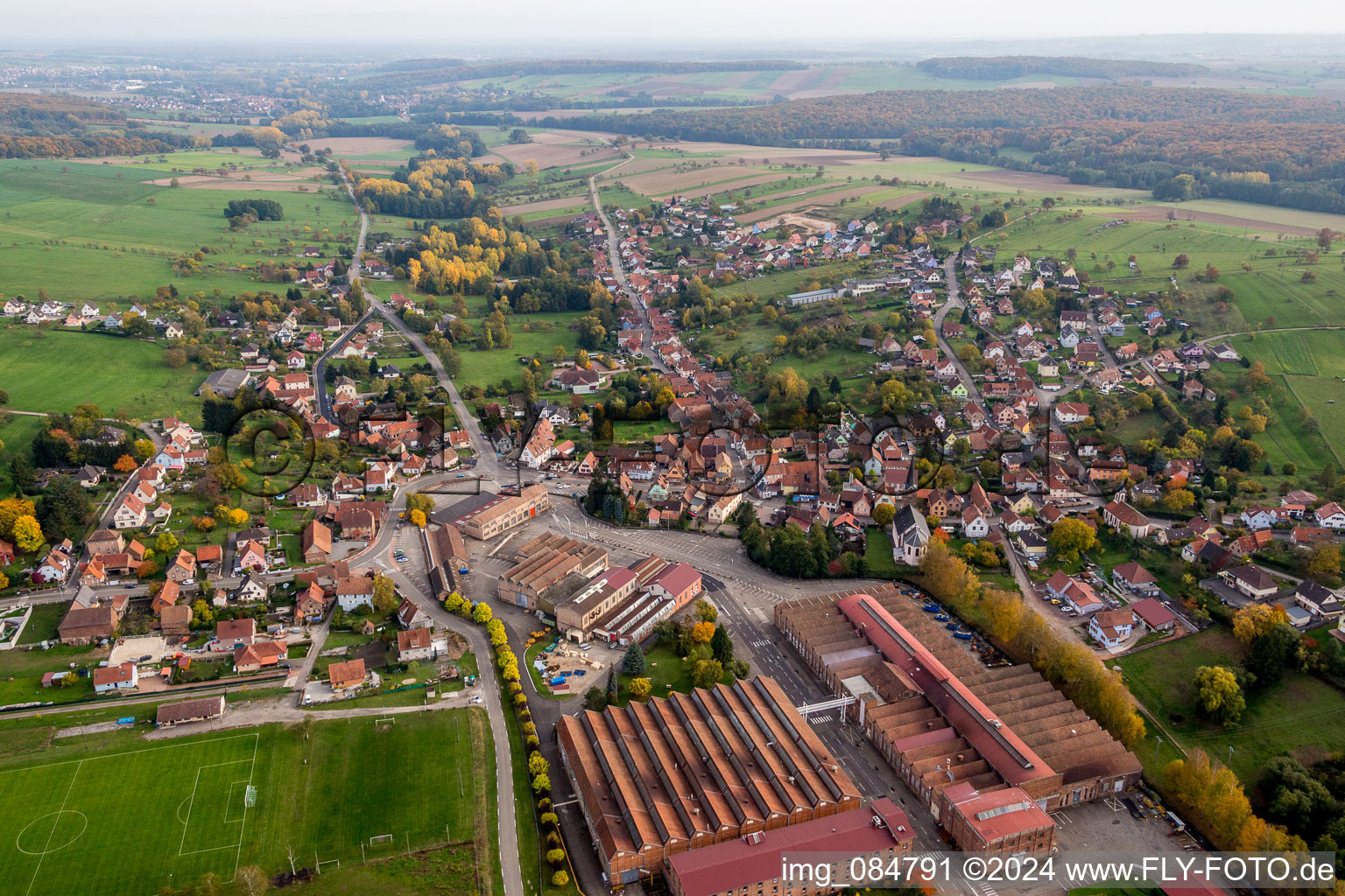 Dorf - Ansicht am Rande von landwirtschaftlichen Feldern und Nutzflächen in Zinswiller in Grand Est im Bundesland Bas-Rhin, Frankreich