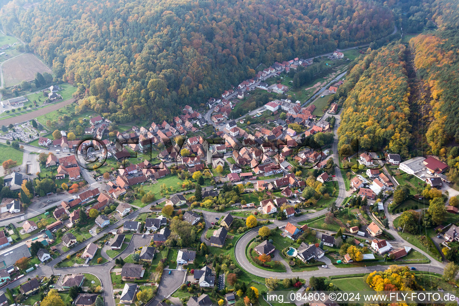 Dorf - Ansicht am Rande von landwirtschaftlichen Feldern und Nutzflächen in Rothbach in Grand Est im Bundesland Bas-Rhin, Frankreich