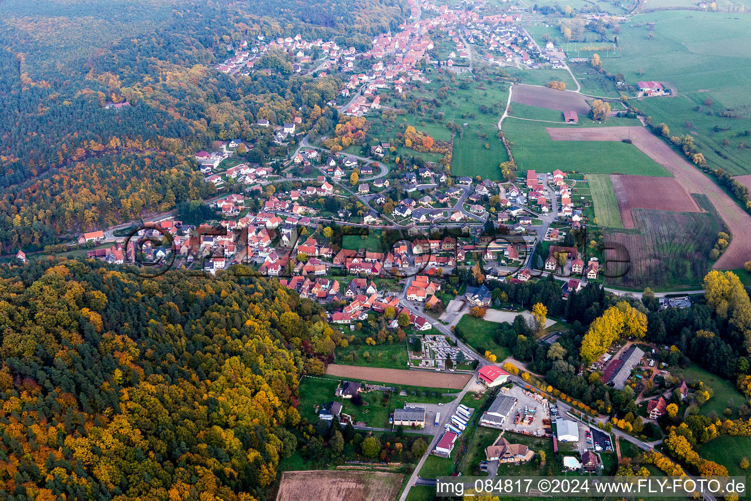 Luftbild von Dorf - Ansicht am Rande von landwirtschaftlichen Feldern und Nutzflächen in Rothbach in Grand Est im Bundesland Bas-Rhin, Frankreich