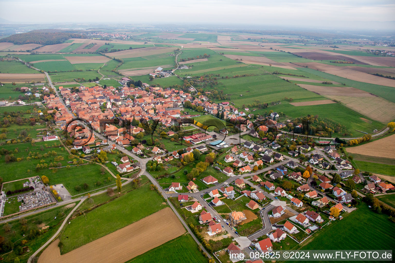 Dorf - Ansicht am Rande von landwirtschaftlichen Feldern und Nutzflächen in Uhrwiller in Grand Est im Bundesland Bas-Rhin, Frankreich