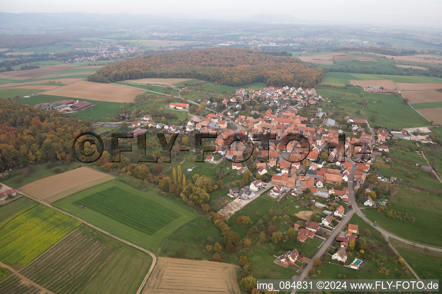 Dorf - Ansicht am Rande von landwirtschaftlichen Feldern und Nutzflächen in Engwiller in Grand Est im Bundesland Bas-Rhin, Frankreich