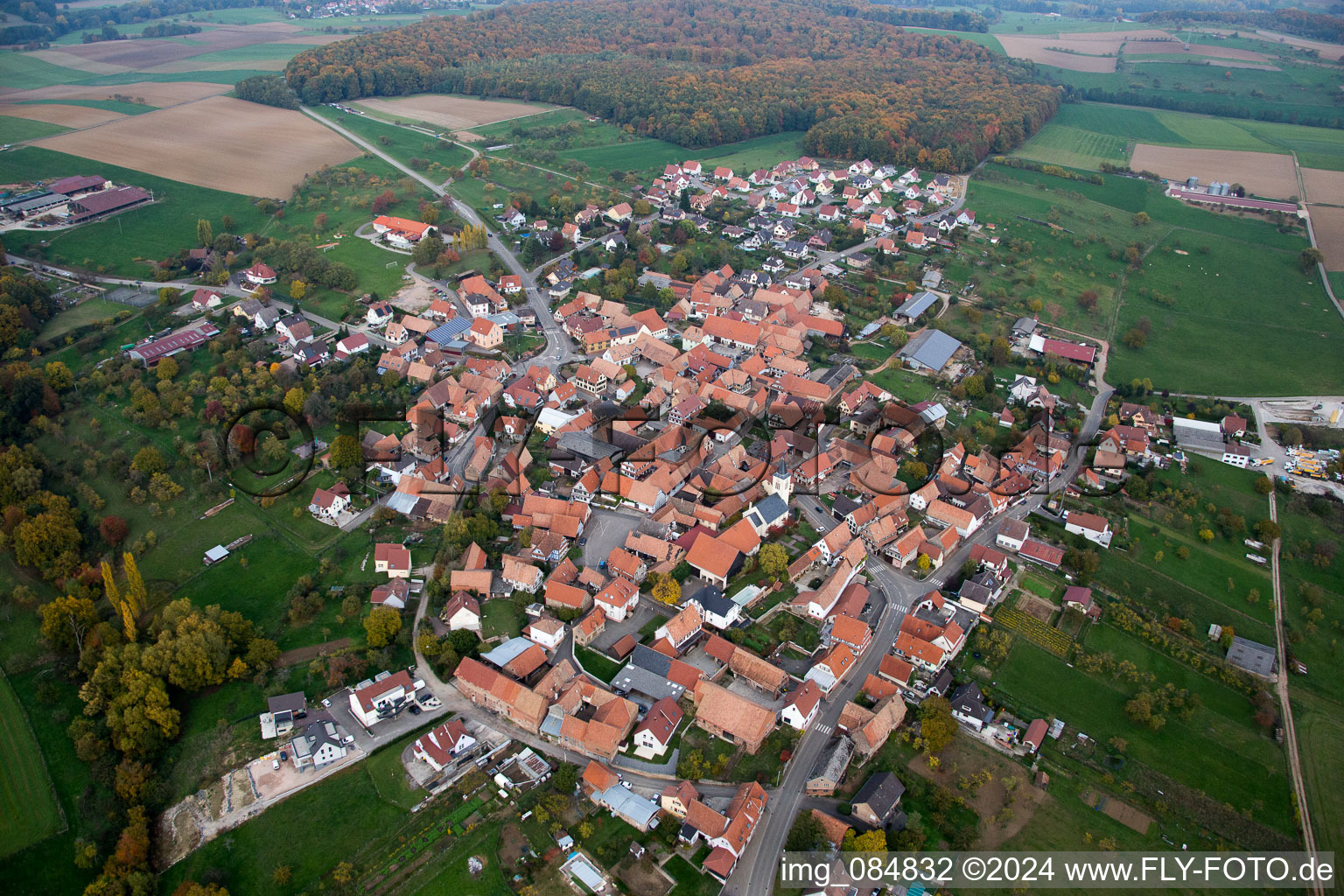 Luftbild von Dorf - Ansicht am Rande von landwirtschaftlichen Feldern und Nutzflächen in Engwiller in Grand Est im Bundesland Bas-Rhin, Frankreich