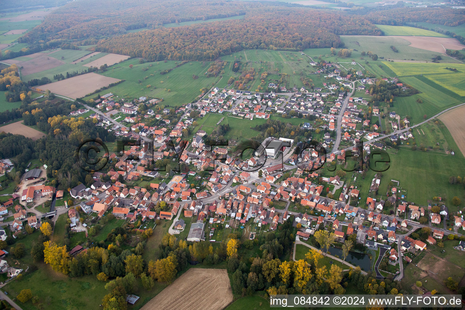 Dorf - Ansicht am Rande von landwirtschaftlichen Feldern und Nutzflächen in Gumbrechtshoffen in Grand Est im Bundesland Bas-Rhin, Frankreich