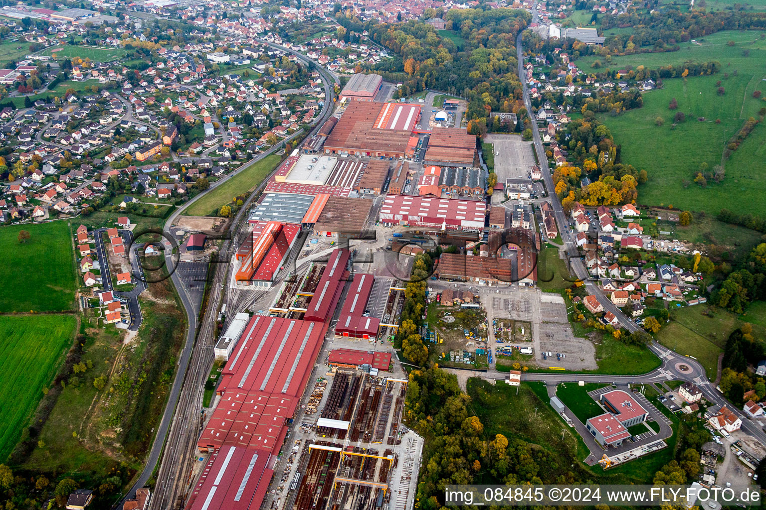 Gebäude und Produktionshallen auf dem Werksgelände Alstom Transport Reichshoffen in Reichshoffen in Grand Est im Bundesland Bas-Rhin, Frankreich