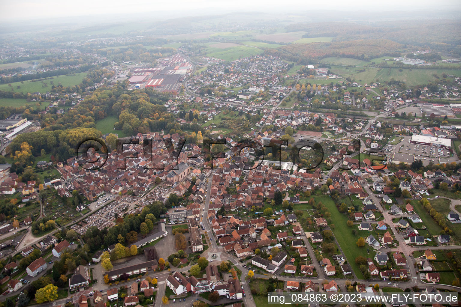Drohnenaufname von Reichshoffen im Bundesland Bas-Rhin, Frankreich