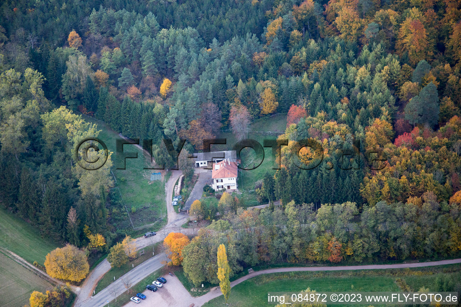 Luftaufnahme von Reichshoffen, Plan d'Eau de Wolfartshoffen im Bundesland Bas-Rhin, Frankreich