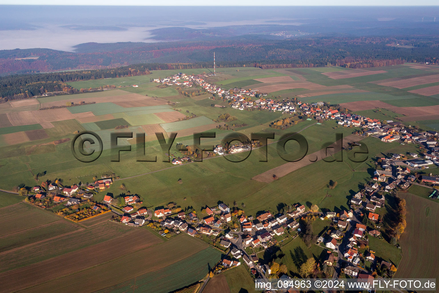 Dorf - Ansicht am Rande von landwirtschaftlichen Feldern und Nutzflächen in Würzberg im Bundesland Hessen, Deutschland