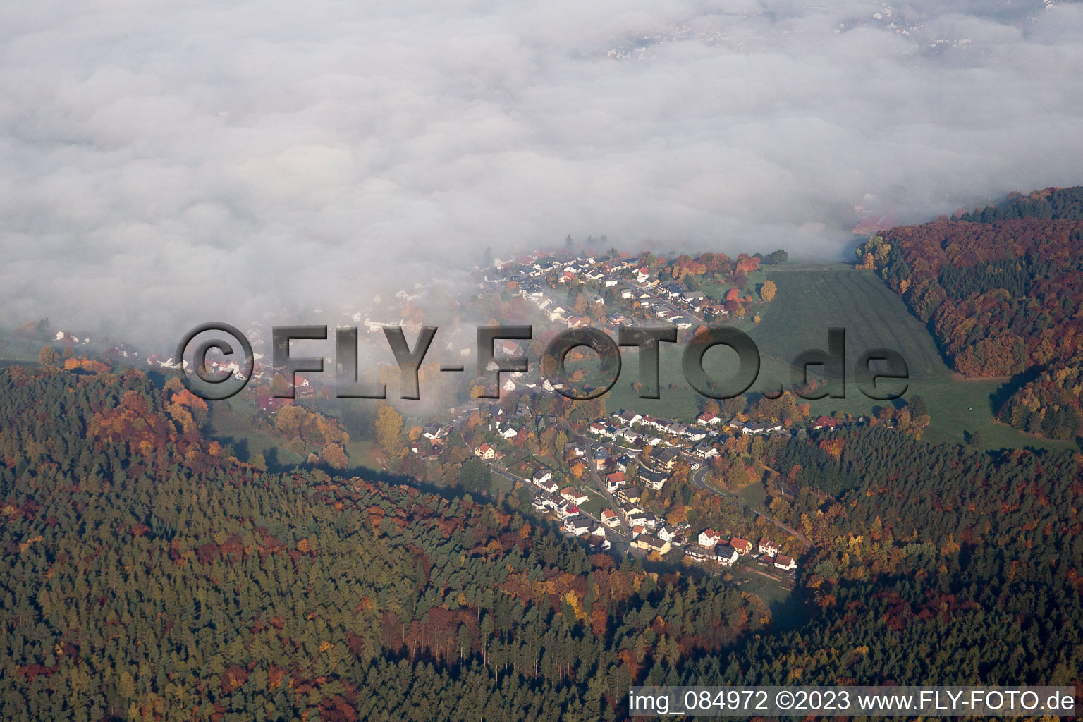Luftbild von Im Morgennebel in Erbach im Bundesland Hessen, Deutschland