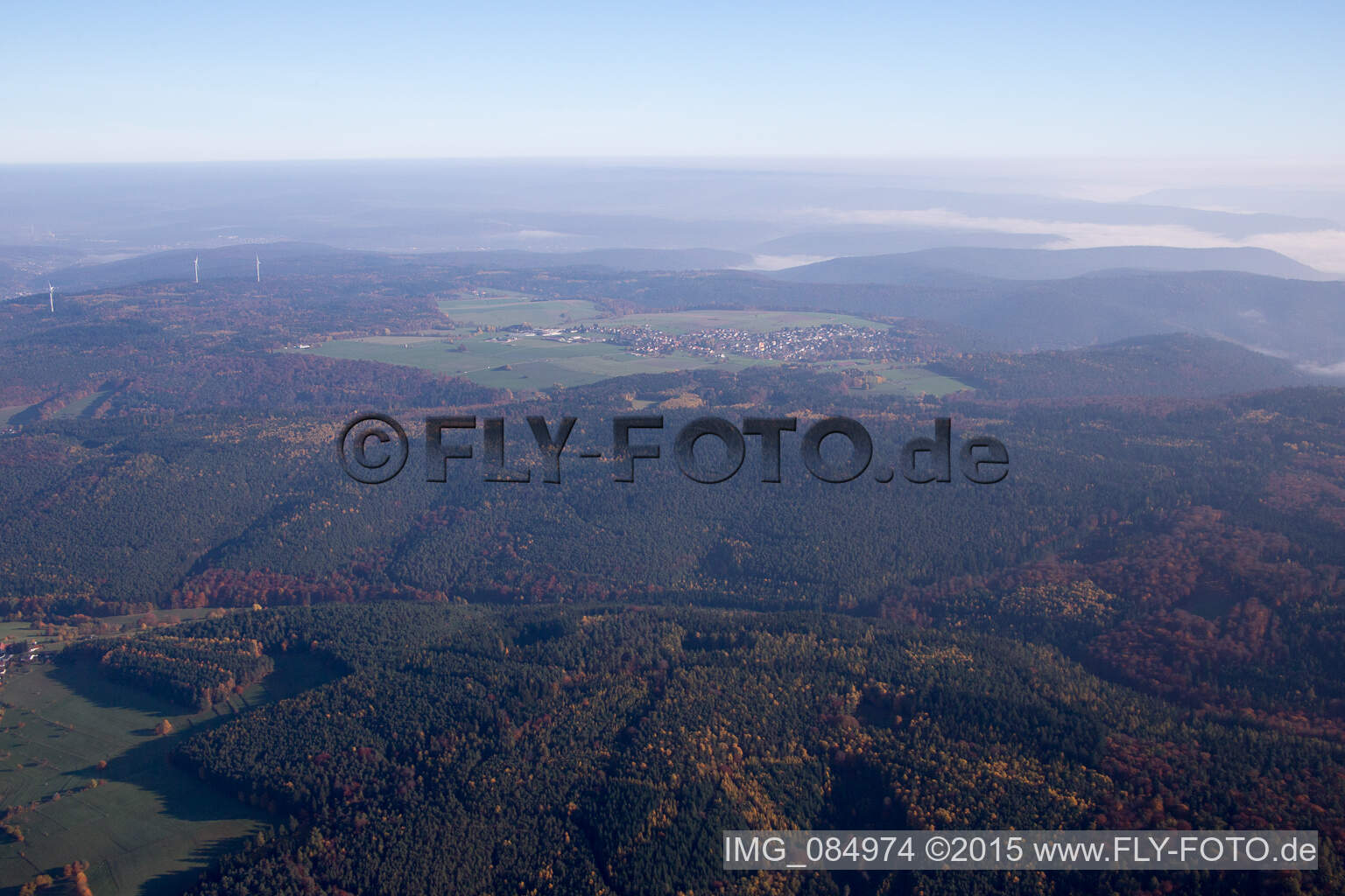Luftbild von Dorf - Ansicht am Rande von landwirtschaftlichen Feldern und Nutzflächen in Würzberg im Bundesland Hessen, Deutschland