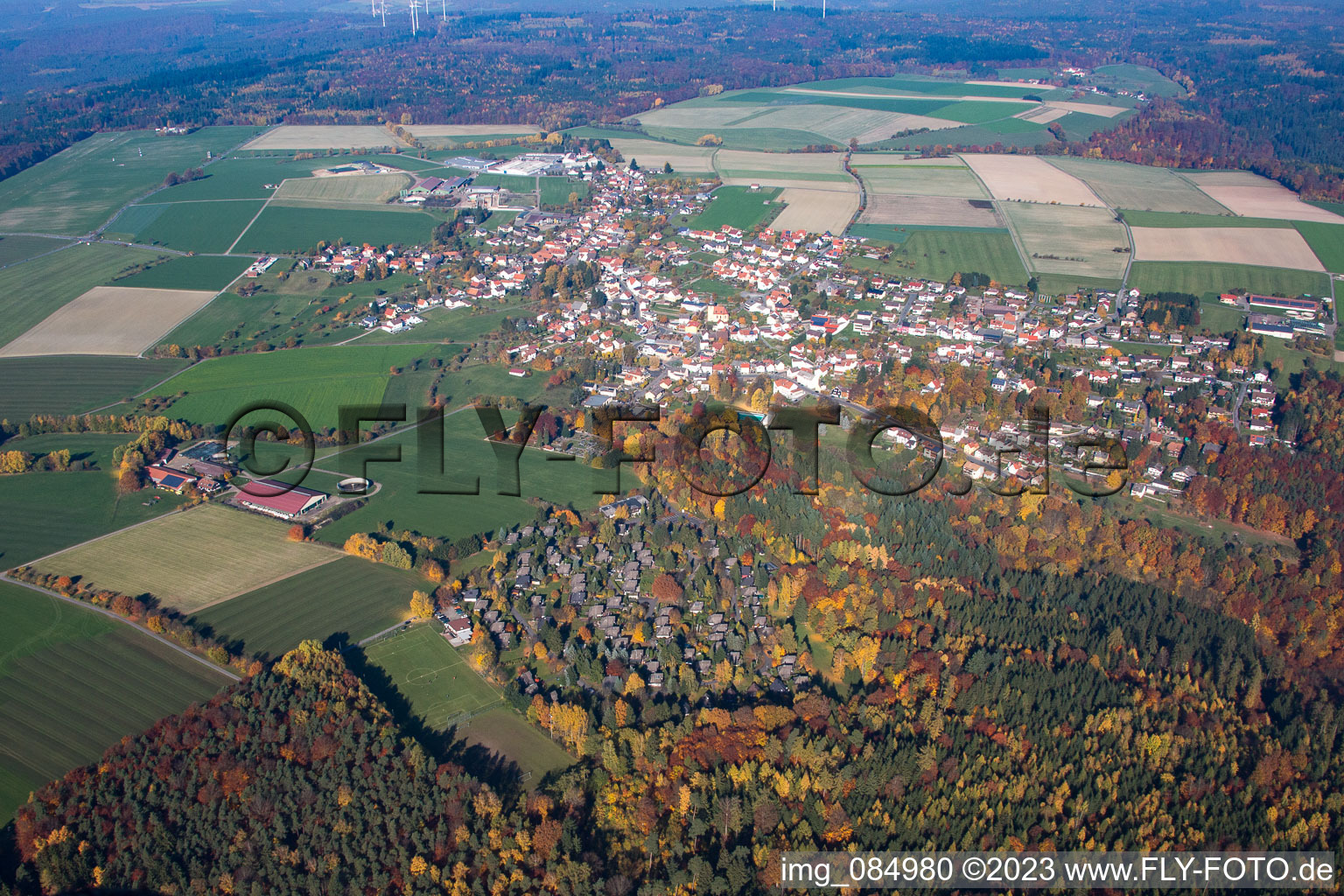 Schrägluftbild von Ortsteil Vielbrunn in Michelstadt im Bundesland Hessen, Deutschland