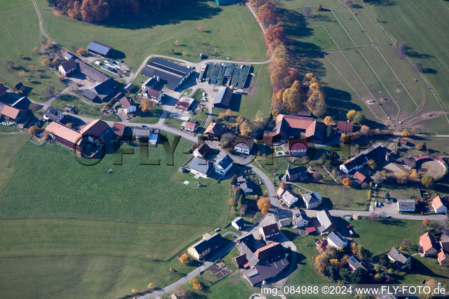 Luftbild von Dorf - Ansicht am Rande von landwirtschaftlichen Feldern und Nutzflächen in Breitenbuch in Kirchzell im Bundesland Bayern, Deutschland