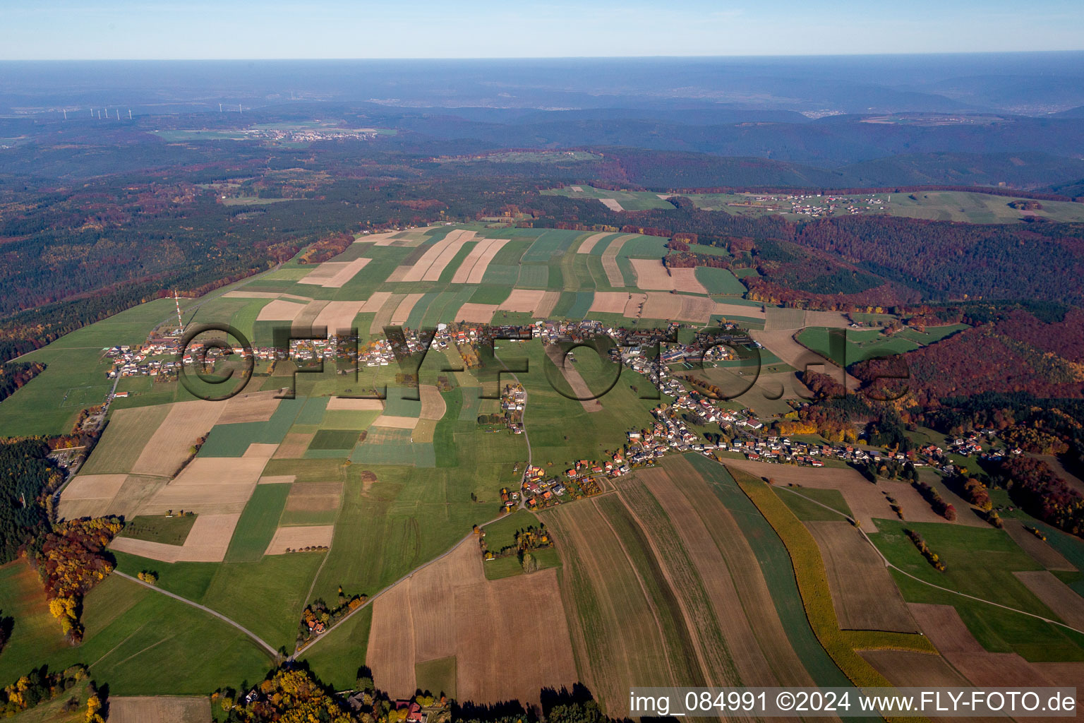 Luftaufnahme von Dorf - Ansicht am Rande von landwirtschaftlichen Feldern und Nutzflächen in Würzberg im Bundesland Hessen, Deutschland