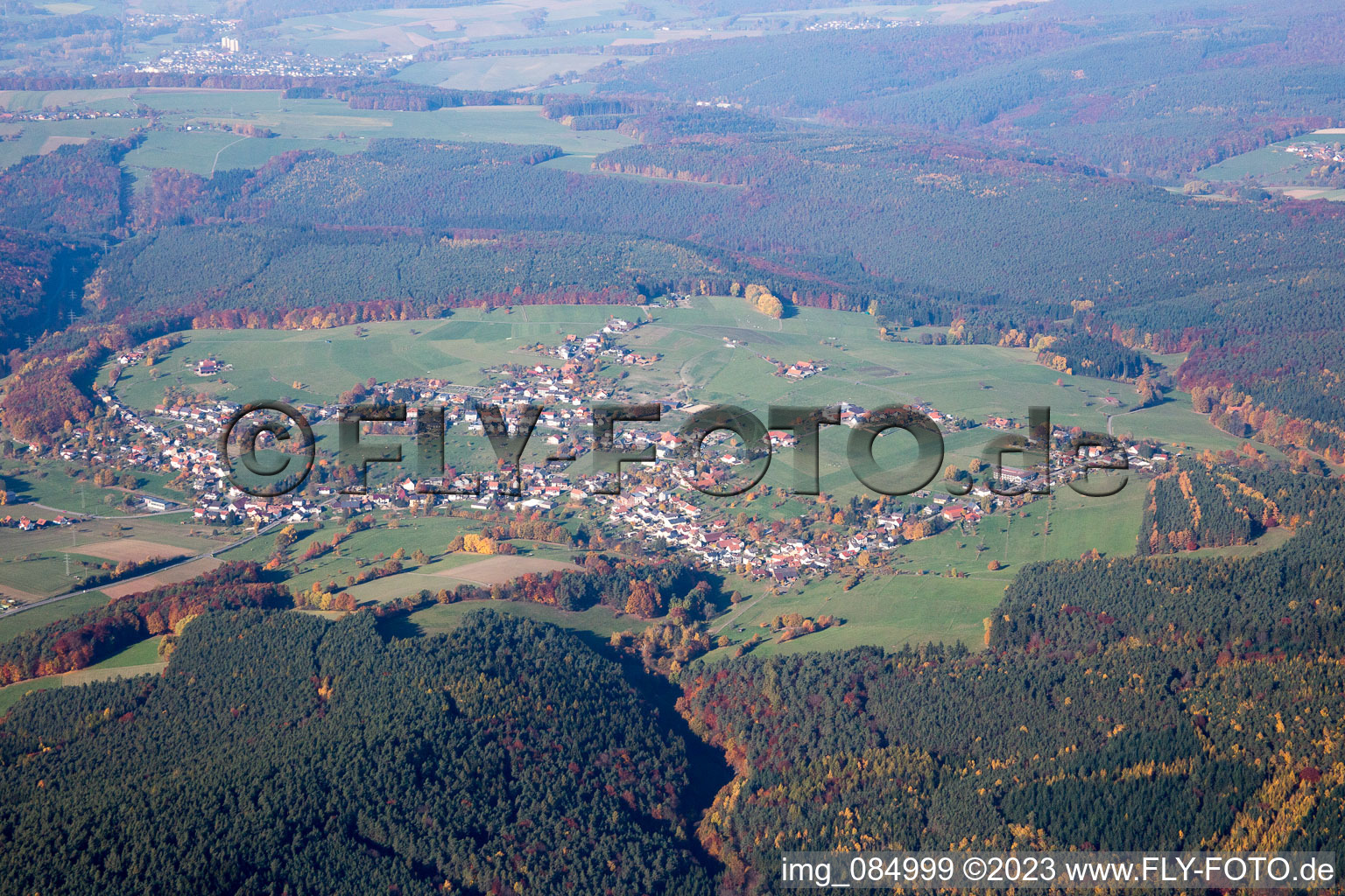 Schrägluftbild von Dorf - Ansicht am Rande von landwirtschaftlichen Feldern und Nutzflächen in Würzberg im Bundesland Hessen, Deutschland