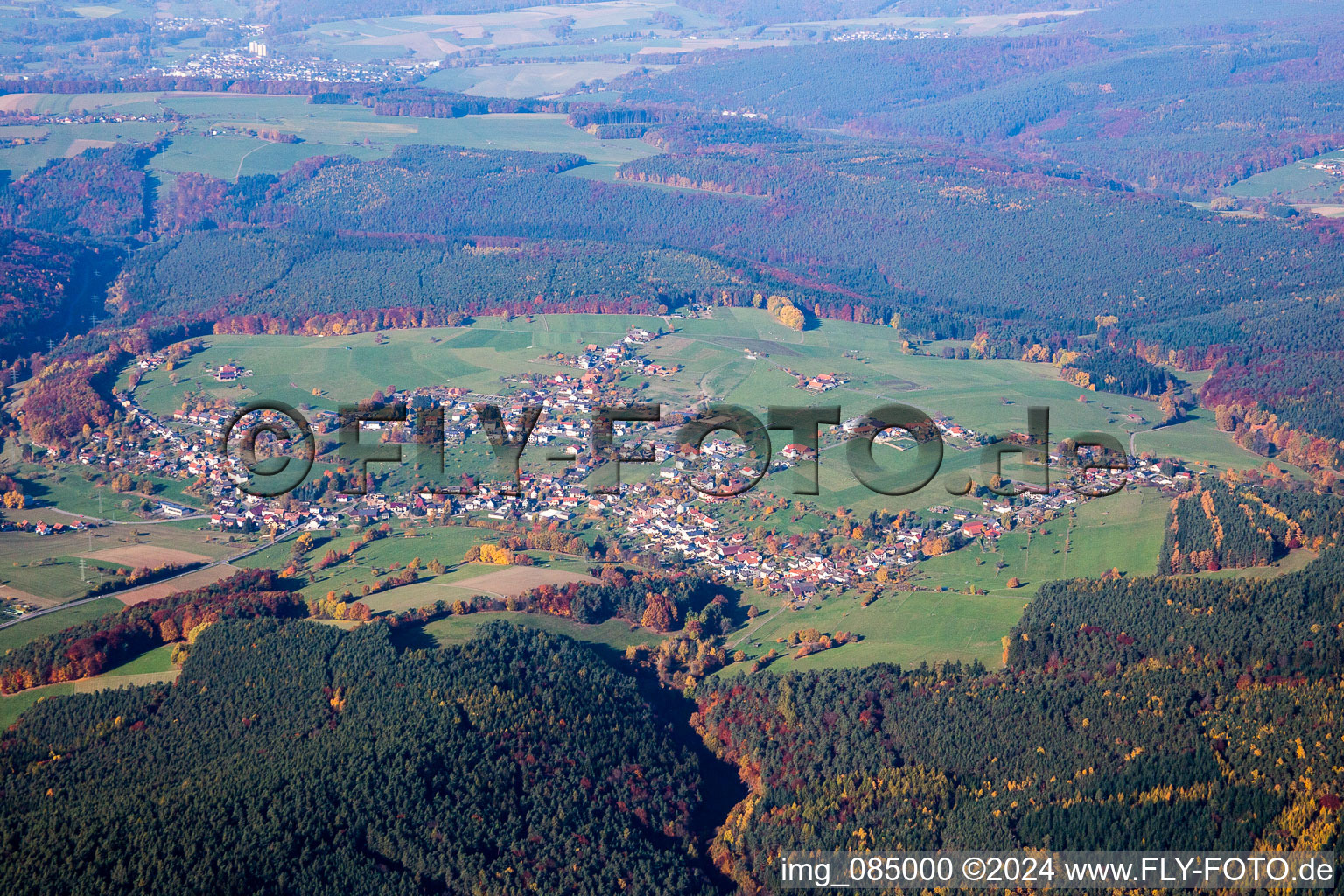 Dorf - Ansicht am Rande von landwirtschaftlichen Feldern und Nutzflächen in Würzberg im Bundesland Hessen, Deutschland von oben