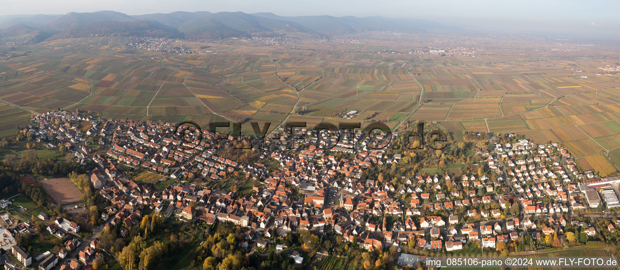 Panorama Perspektive Ortsansicht der Straßen und Häuser der Wohngebiete im Ortsteil Godramstein in Landau in der Pfalz im Bundesland Rheinland-Pfalz, Deutschland