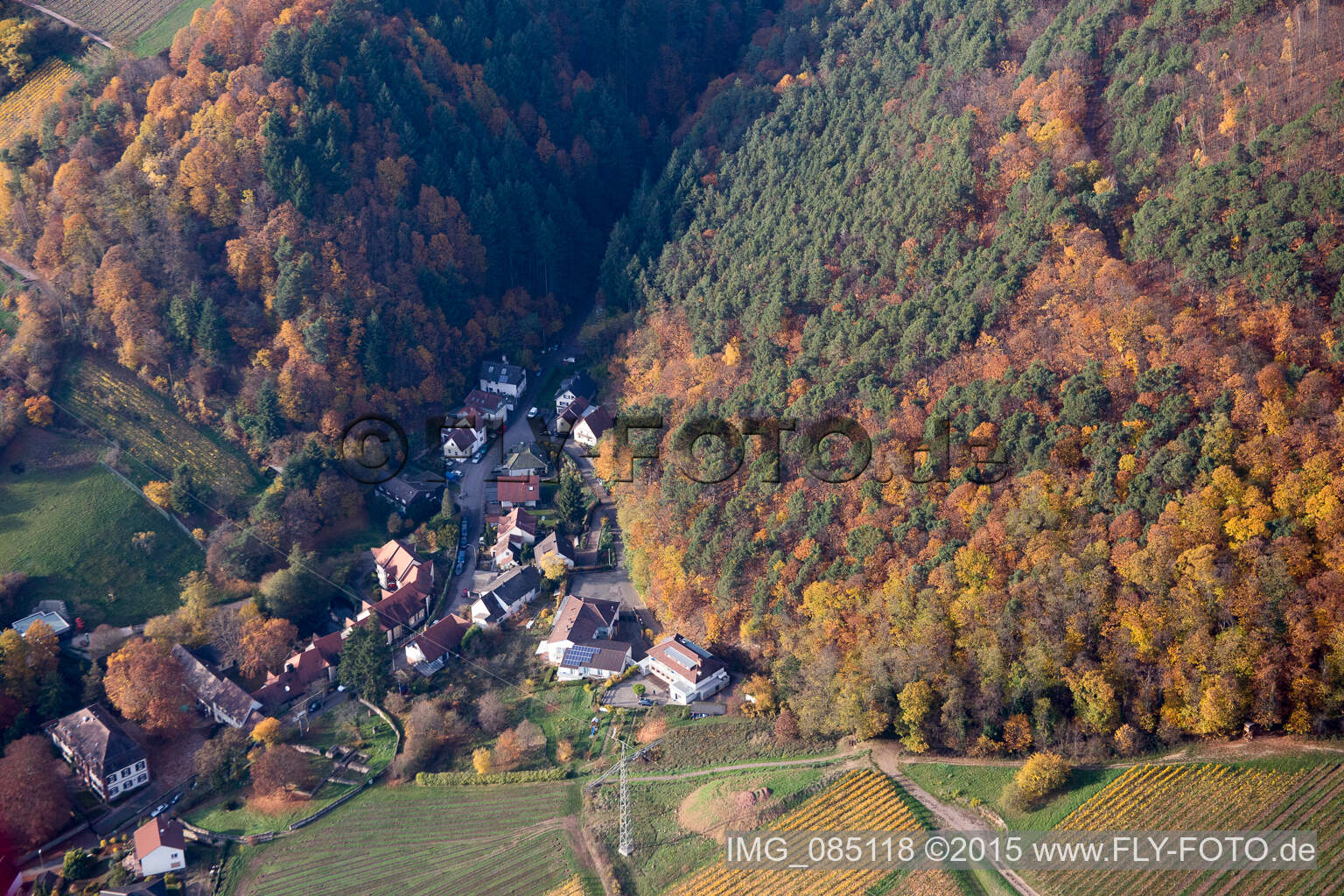 Schrägluftbild von Albersweiler im Bundesland Rheinland-Pfalz, Deutschland