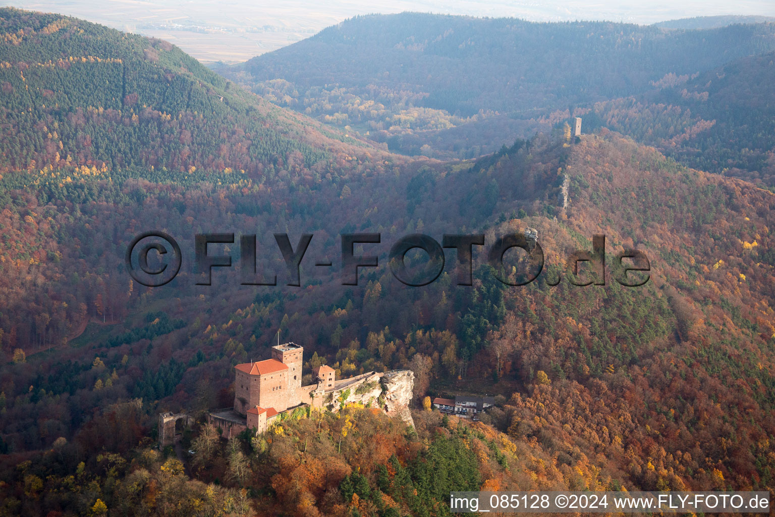 Luftbild von Burganlage der Veste Burg Trifels in Annweiler am Trifels im Bundesland Rheinland-Pfalz, Deutschland