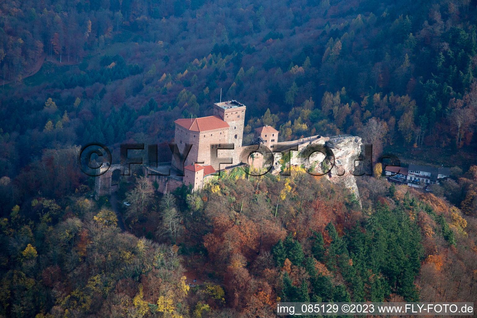 Burg Trifels in Annweiler am Trifels im Bundesland Rheinland-Pfalz, Deutschland von oben
